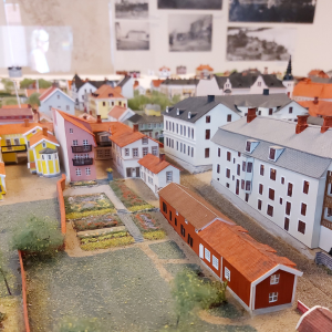 In Between Trees – sommarutställning hos Tormek 2025